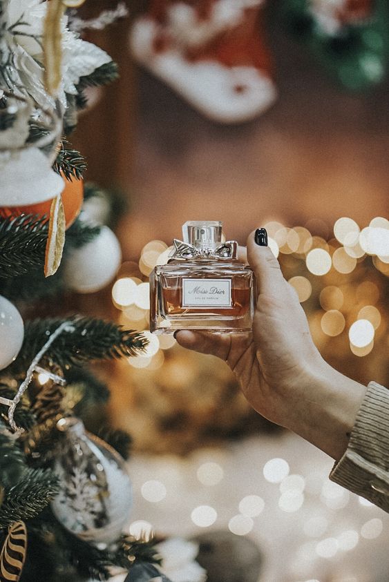 Ghidul Parfumurilor de Iarnă cu Arome Îmbietoare pentru Femei în Sezonul Rece